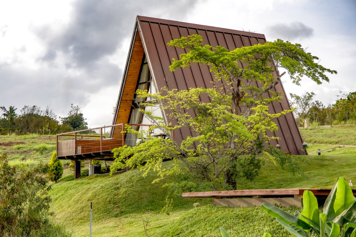 Chalé A-frame com céu dramático
