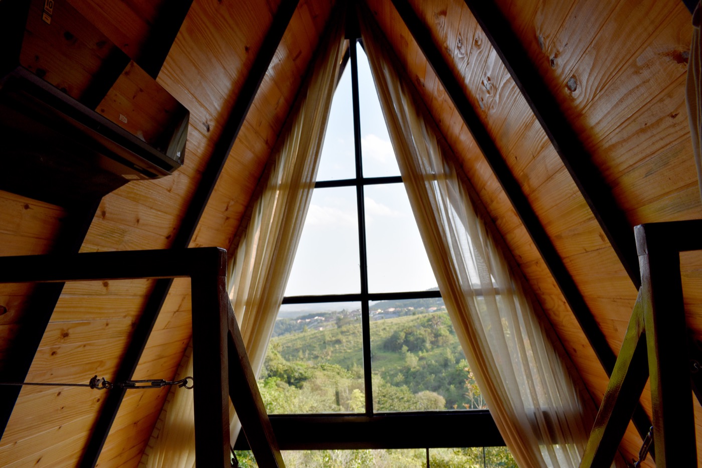 Vista do vale pela janela triangular