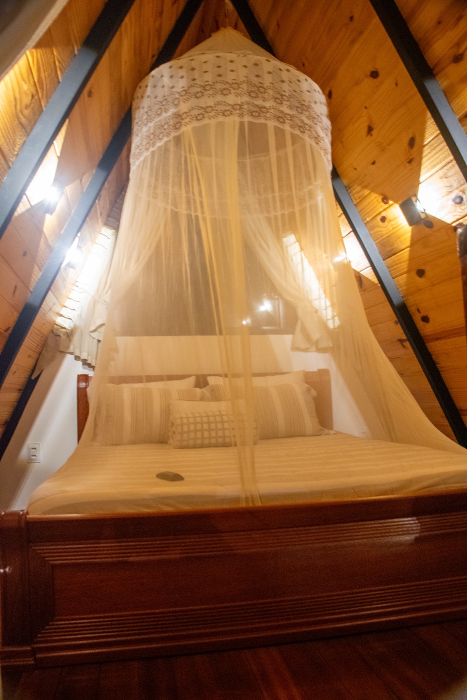 Quarto à noite com mosquiteiro