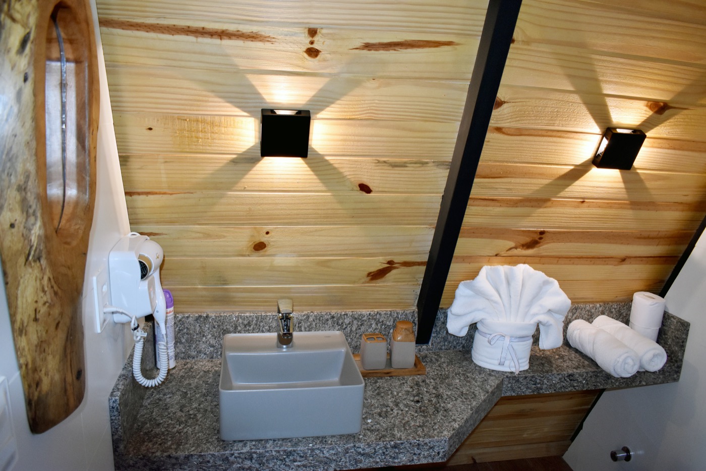 Banheiro com pia de madeira