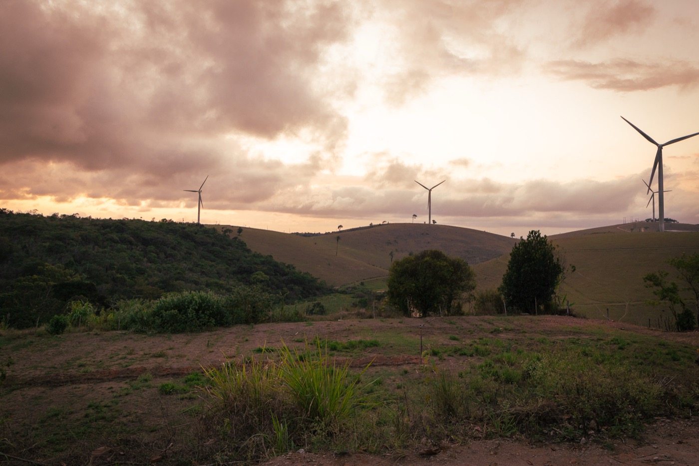 Pôr do sol com aerogeradores no vale