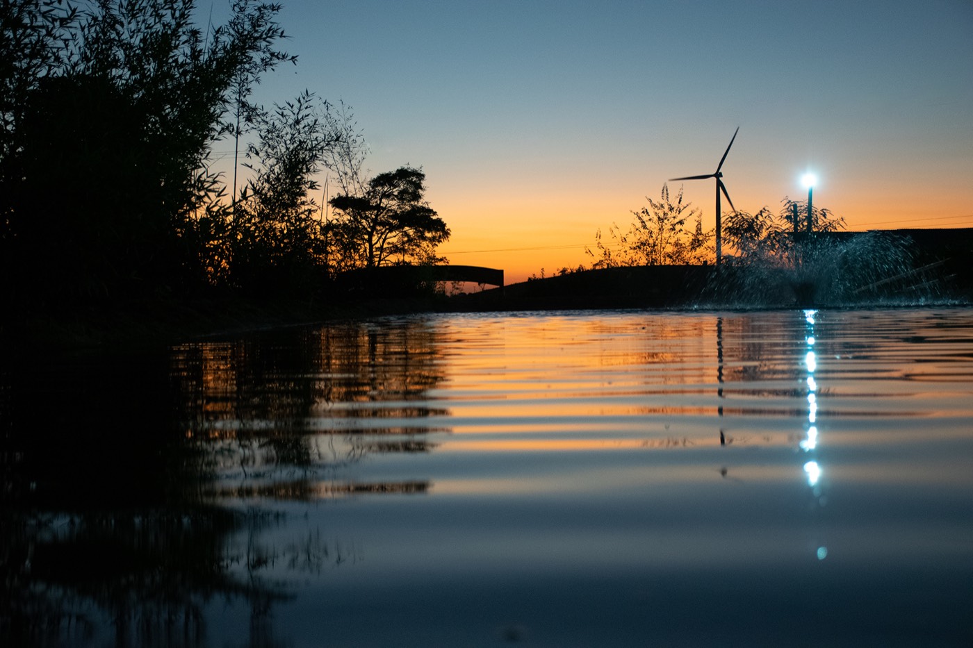 Pôr do sol refletido no lago