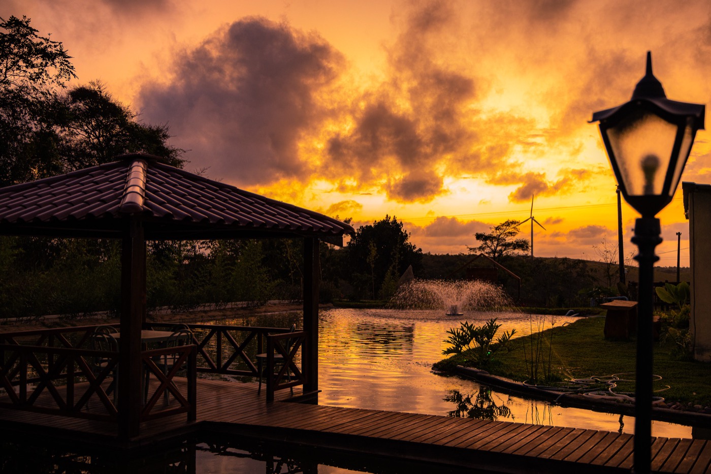 Gazebo sobre o lago num céu laranja