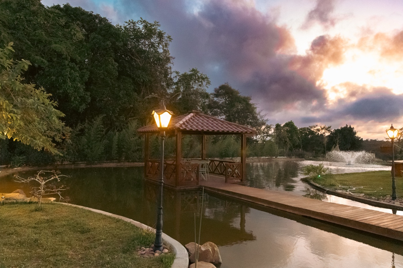 Gazebo sobre o lago no entardecer