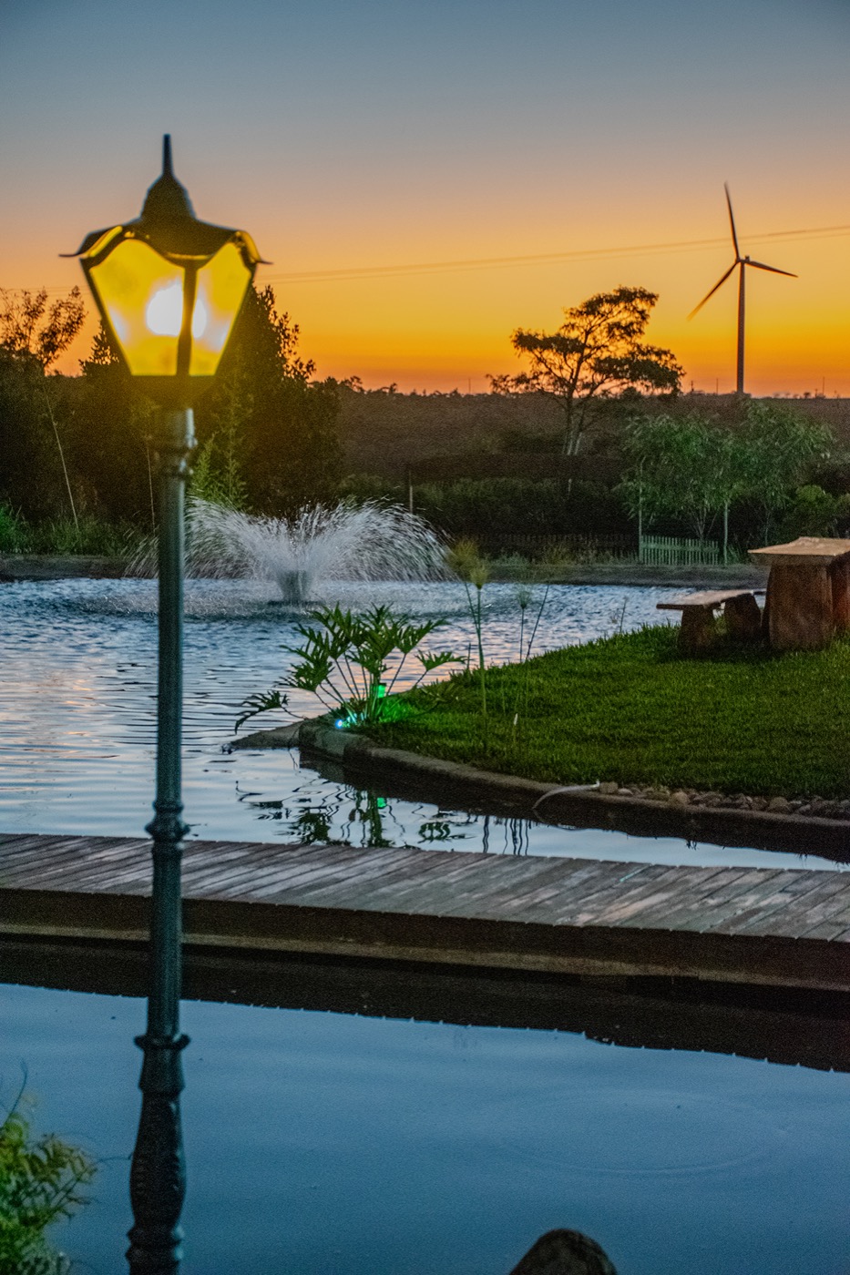 Fonte e lâmpada no lago em golden hour