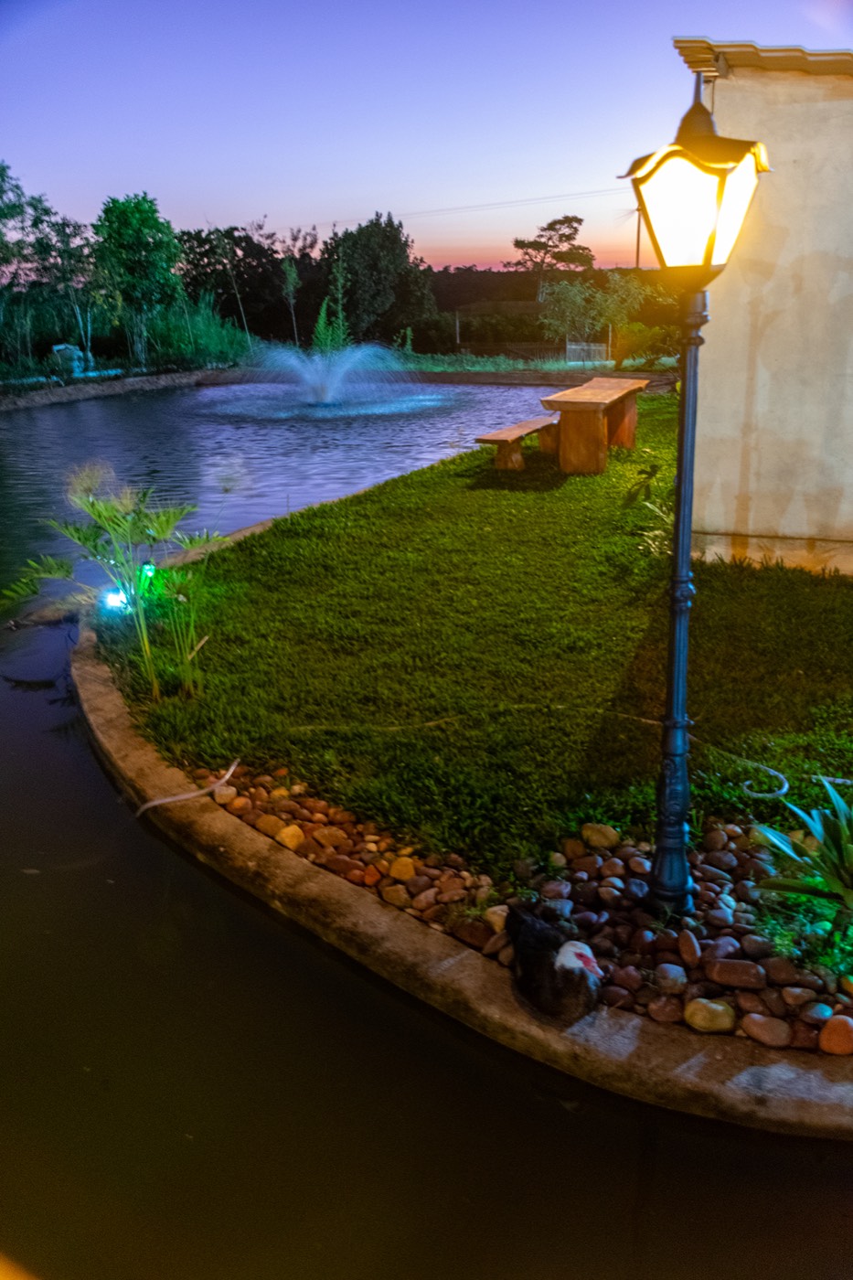 Fonte no lago ao anoitecer