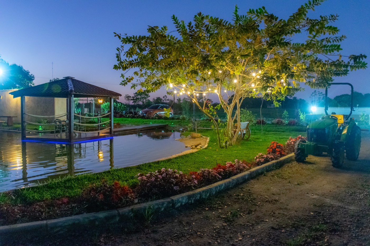 Lago à noite com trator e luzes