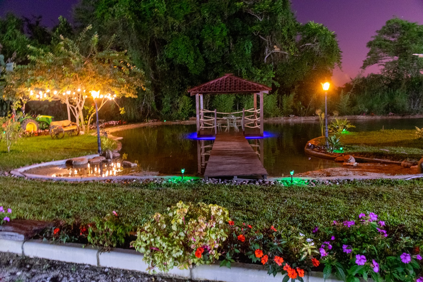 Gazebo iluminado à noite