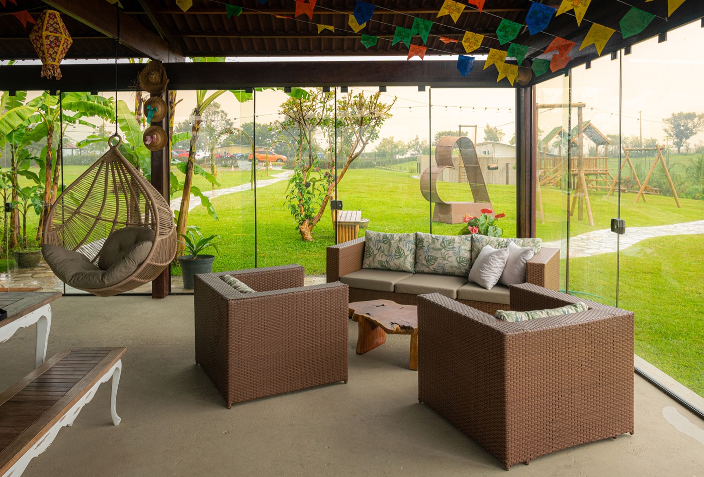 Gazebo de vidro com vista pro vale