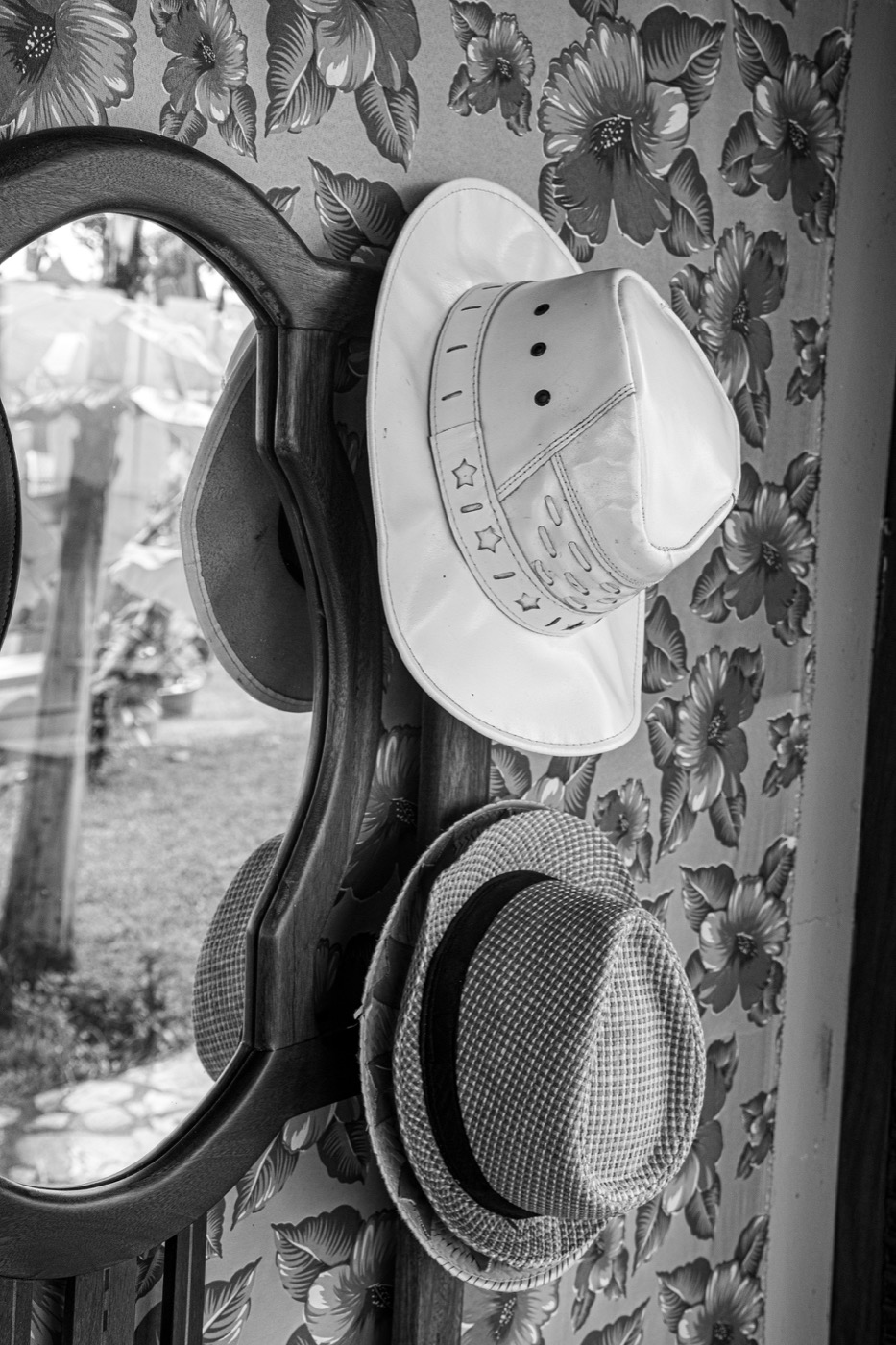 Chapéus pendurados — detalhe de decoração