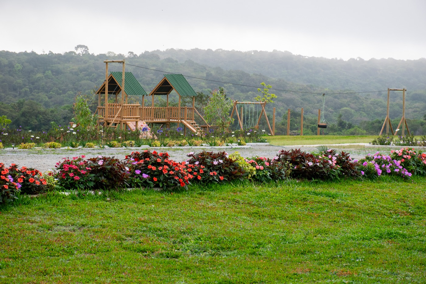 Playground cercado de flores