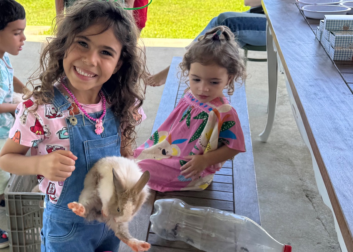 Crianças segurando um coelho