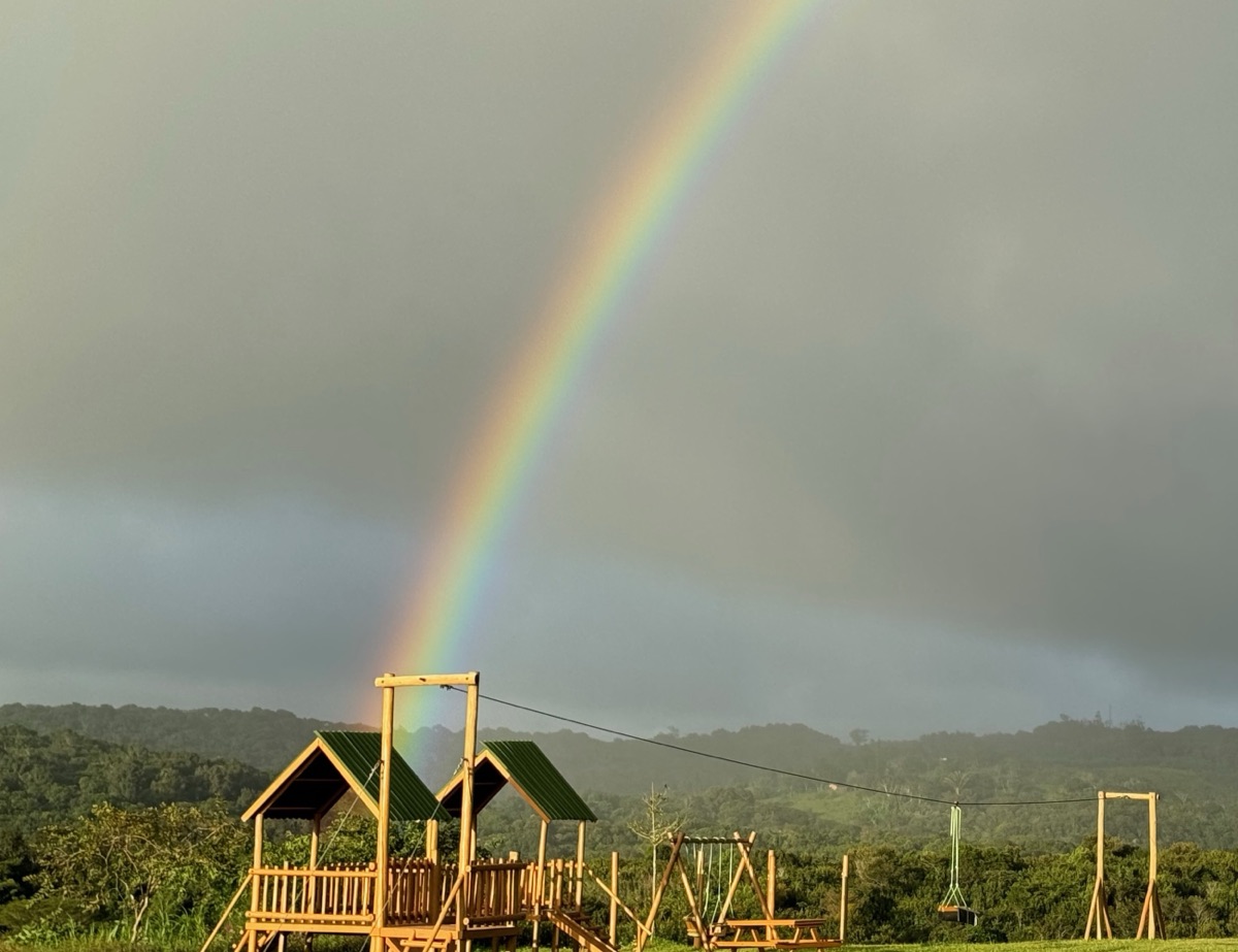 Playground com arco-íris depois da chuva