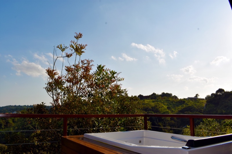 Jacuzzi térmica no terraço do chalé, virada para o vale