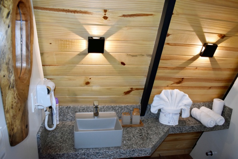Banheiro com pia de madeira