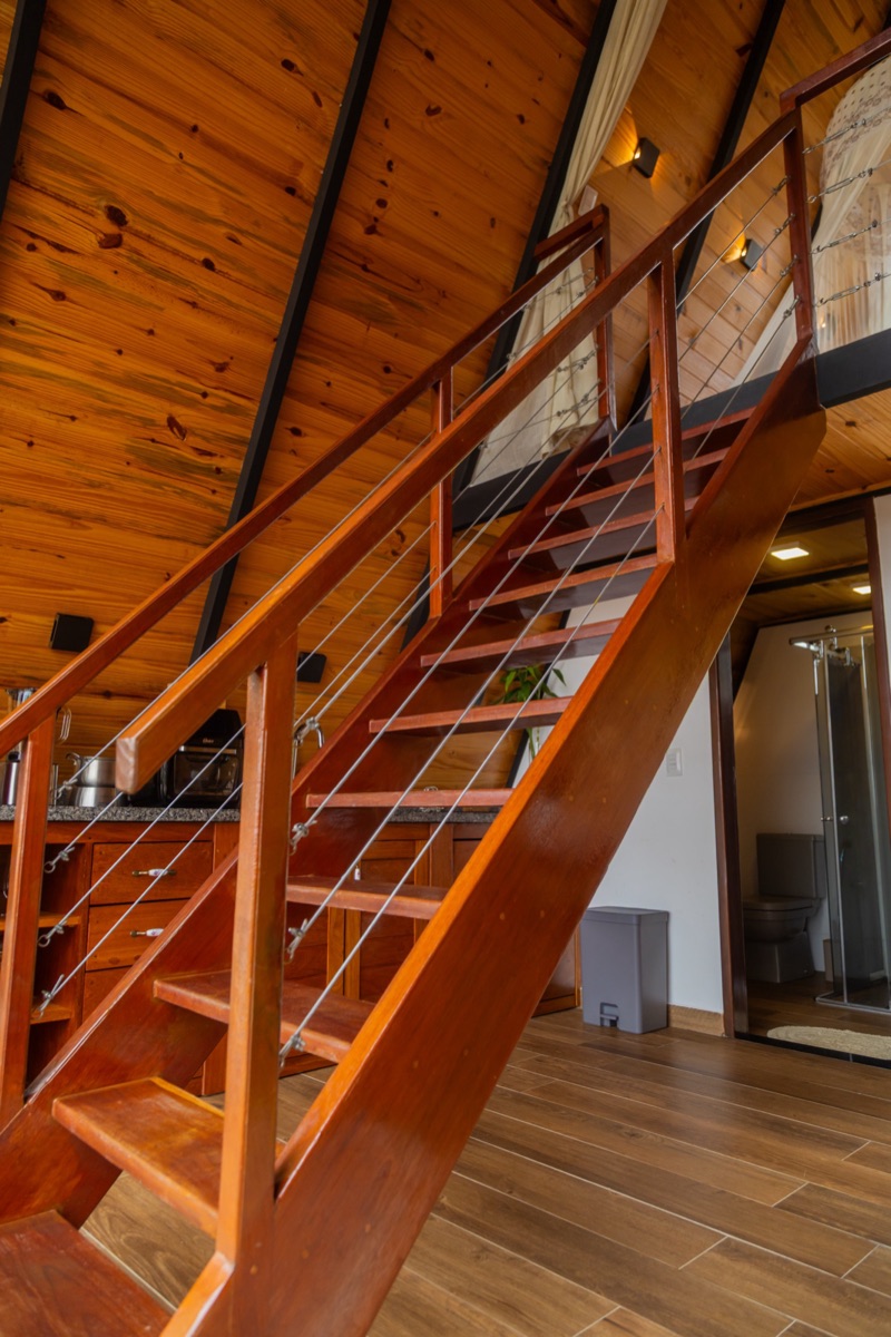 Escada de madeira que sobe pro quarto