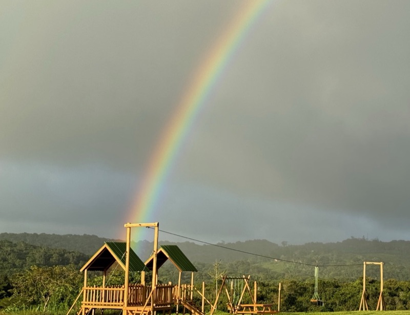 Playground com arco-íris depois da chuva