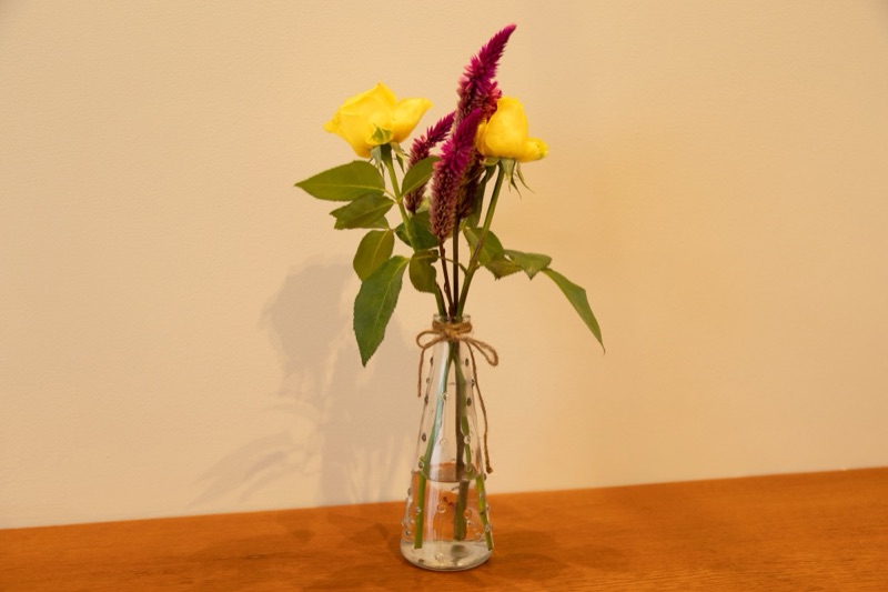 Flores frescas sobre a bancada da suíte